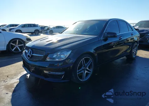 2013 Mercedes-Benz C 300 Sport 4Matic z USA, uszkodzony, nr VIN WDDGF8AB2DR251055